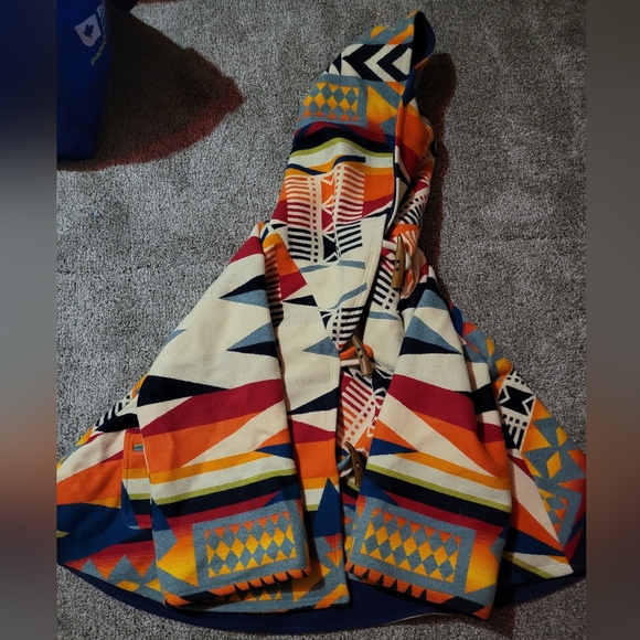 **SOLD** PENDLETON LINDSEY THORNBURG FIRE LEGEND CLASSIC CLOAK π₯ - Picture 5 of 11